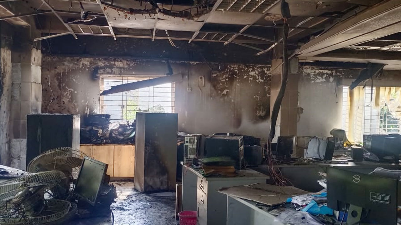 SajibKH/মানিকগঞ্জে ইসলামী ব্যাংকে আগুন 11.jpg